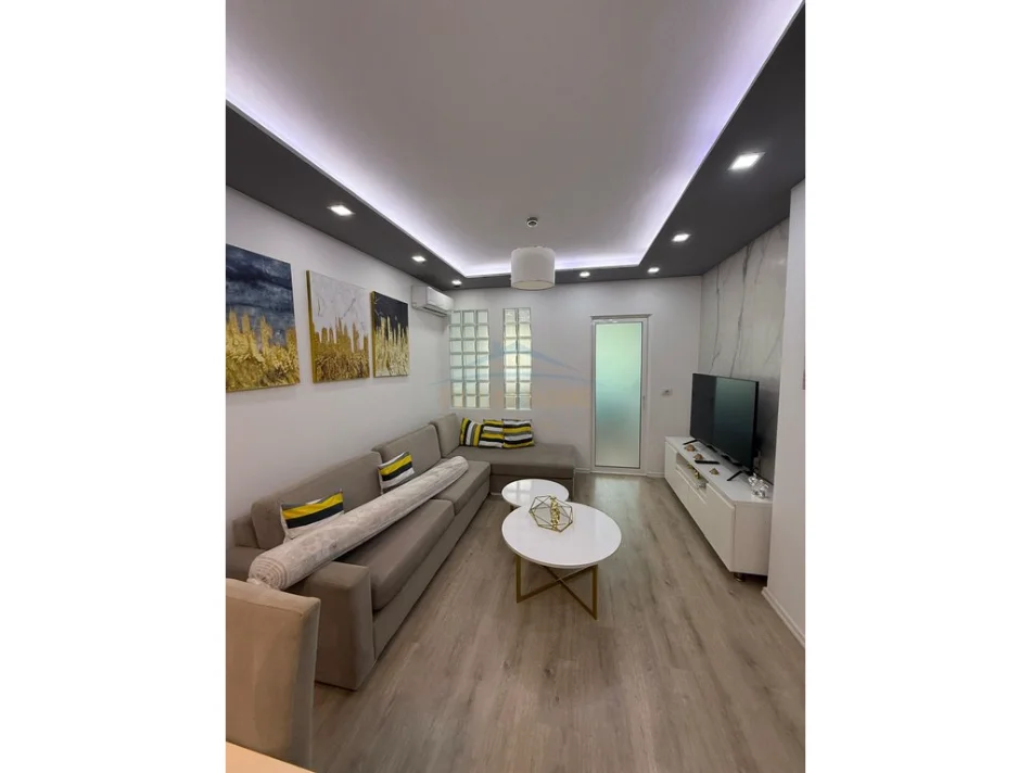 Tirane, shes apartament 2+1+Ballkon Kati 3, 80 m² (jordan misja)