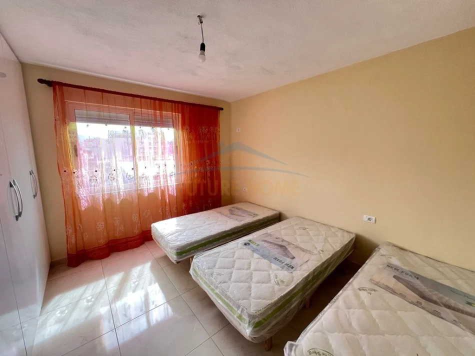 Tirane, jepet me qera apartament 1+1+Aneks+Ballkon Kati 5, 65 m² 500 € (Medrese)