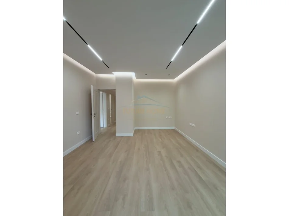 Tirane, jepet me qera ambjent biznesi Kati 2, 131 m² 2.000 € (AIR ALBANIA)