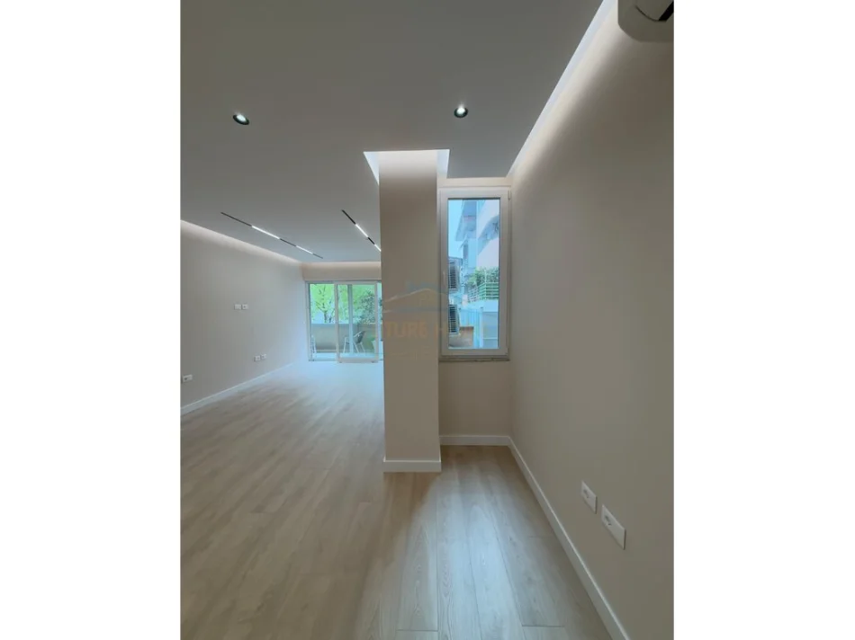 Tirane, jepet me qera ambjent biznesi Kati 2, 131 m² 2.000 € (AIR ALBANIA)