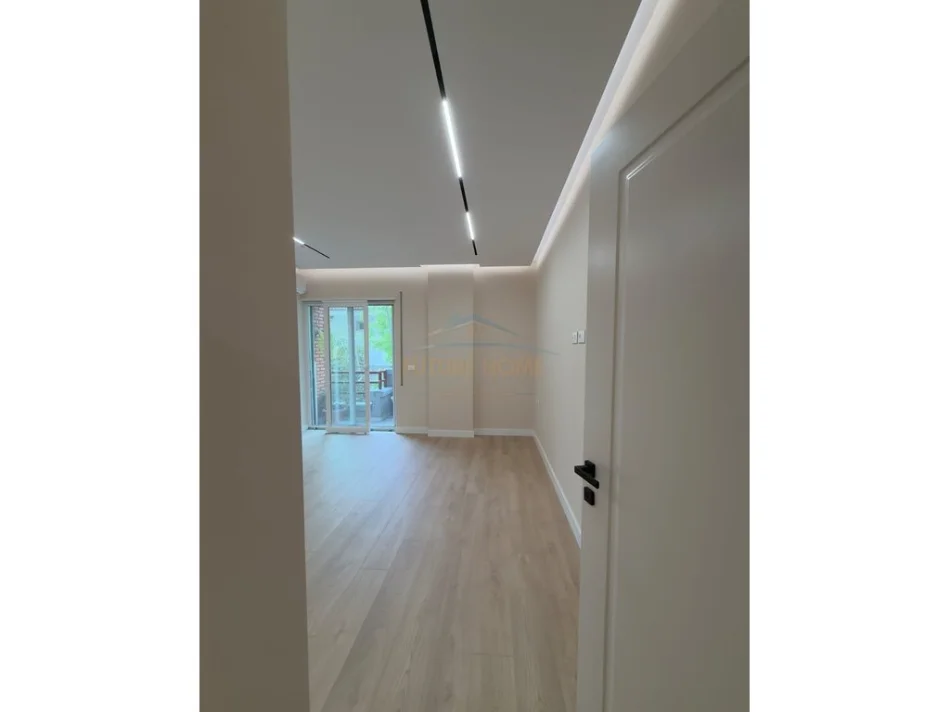 Tirane, jepet me qera ambjent biznesi Kati 2, 131 m² 2.000 € (AIR ALBANIA)