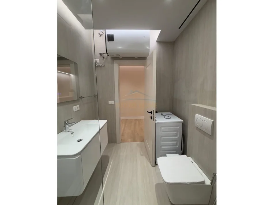 Tirane, jepet me qera ambjent biznesi Kati 2, 131 m² 2.000 € (AIR ALBANIA)