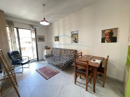 Tirane, jepet me qera apartament 1+1+Ballkon Kati 4, 55 m² 500 € (Rruga e Elbasanit)