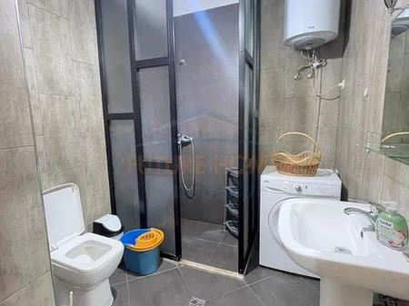 Tirane, jepet me qera apartament 1+1+Ballkon Kati 4, 55 m² 500 € (Rruga e Elbasanit)