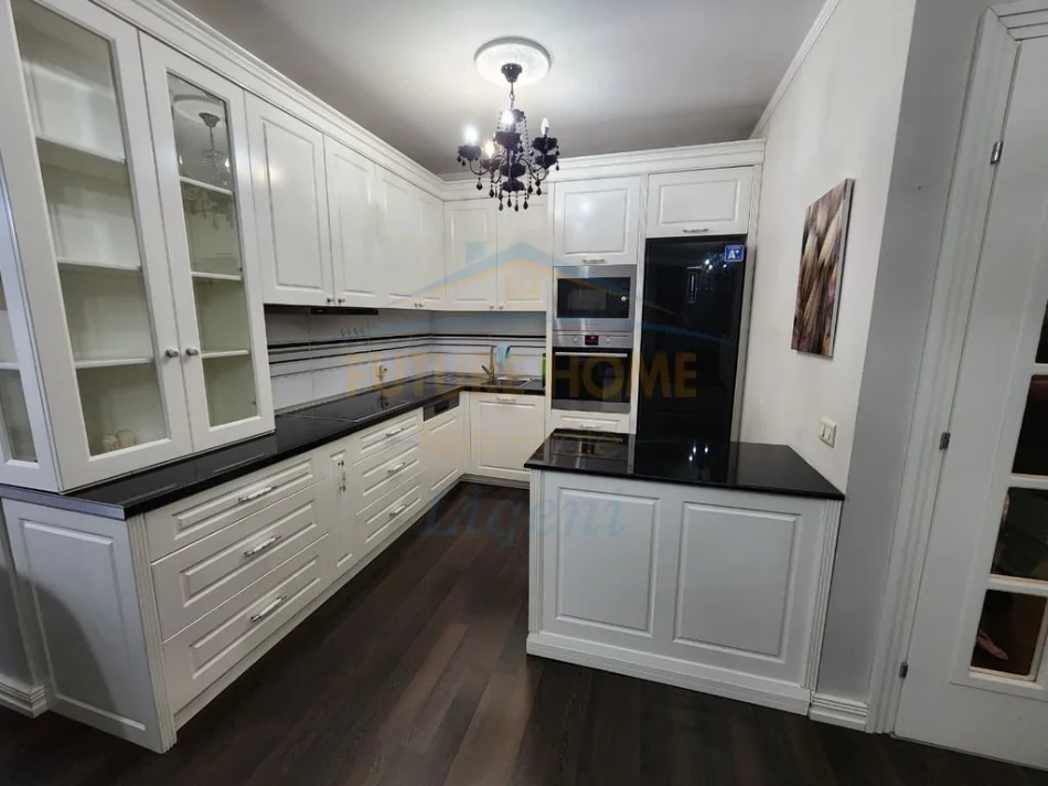 Tirane, jepet me qera apartament 2+1+Ballkon Kati 8, 115 m² 950 € (asim vokshi)