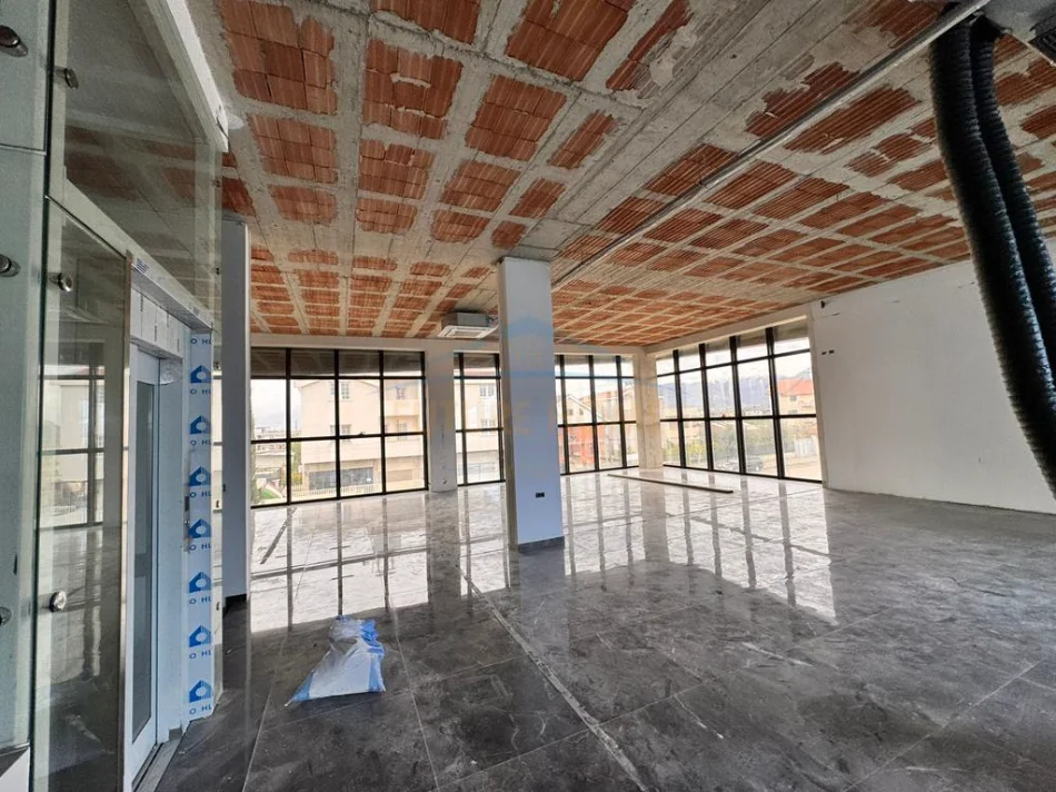 Tirane, jepet me qera Kati 0, 1.000 m² 3.000 € (Kamez)