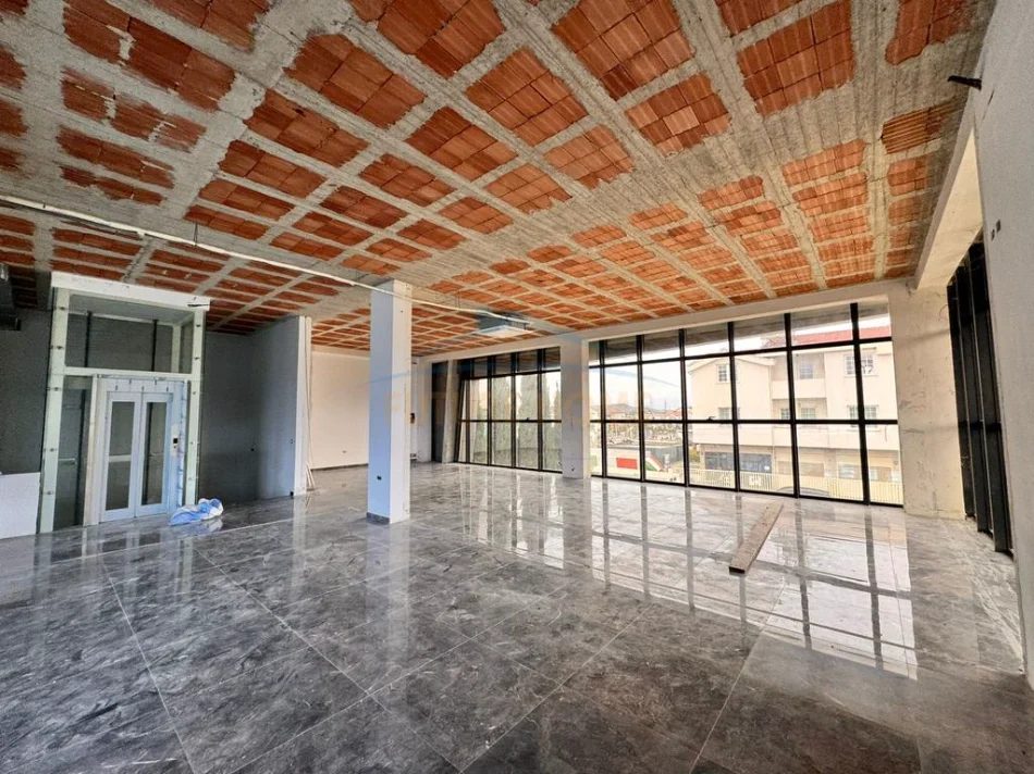 Tirane, jepet me qera Kati 0, 1.000 m² 3.000 € (Kamez)