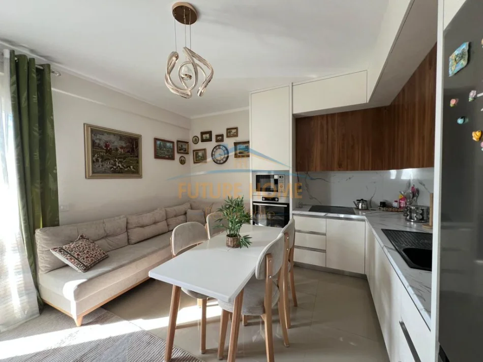 Tirane, jepet me qera apartament 2+1+Ballkon Kati 5, 85 m² 600 € (Ish Dogana)