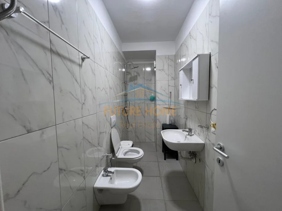 Tirane, jepet me qera apartament 2+1+Ballkon Kati 5, 85 m² 600 € (Ish Dogana)