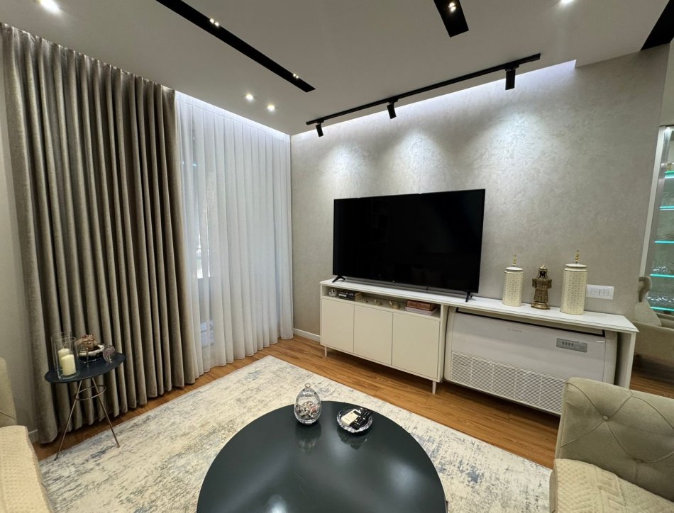 Tirane, shitet apartament 3+1+Ballkon Kati 4, 131 m² 300.000 € (fusha aviacionit)