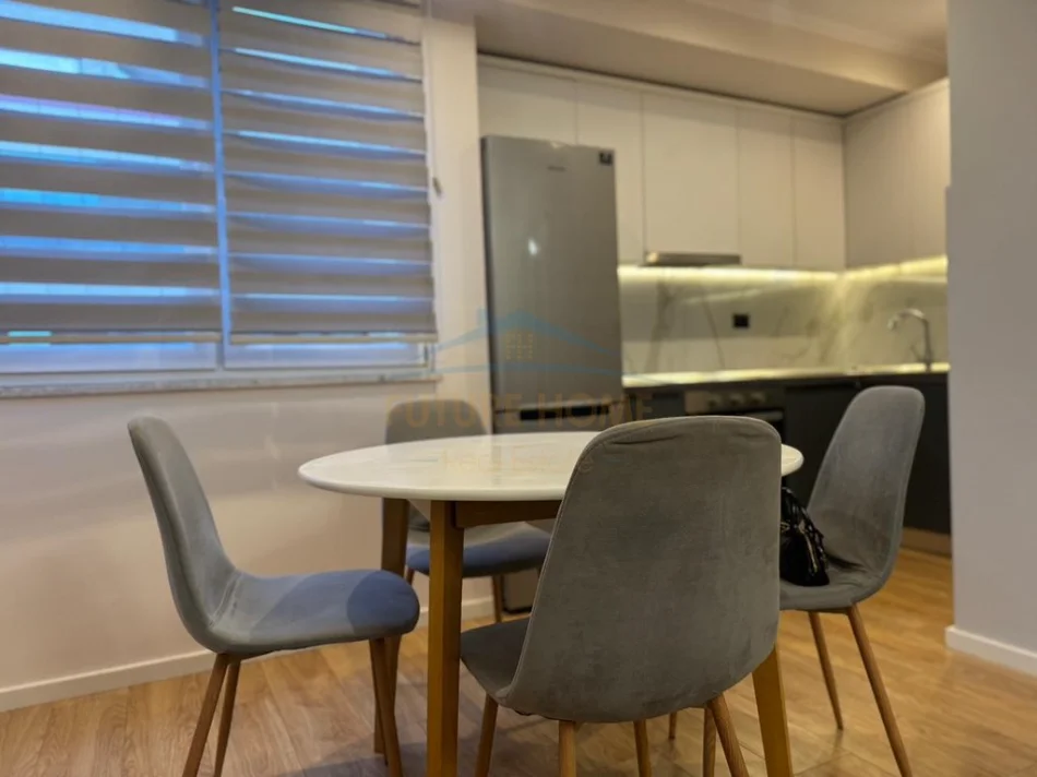 Tirane, shitet apartament 2+1+Ballkon Kati 2, 84 m² 252.000 € (Qender)