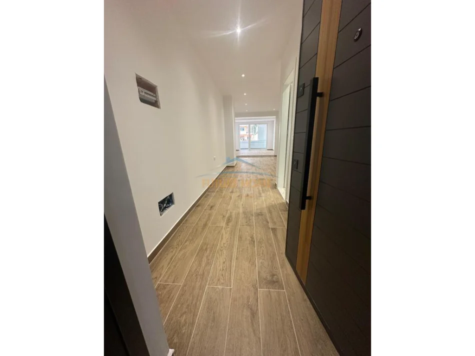 Tirane, shitet apartament 2+1 Kati 2, 106 m² 270.000 € (Stacioni i Trenit, Tirane.)