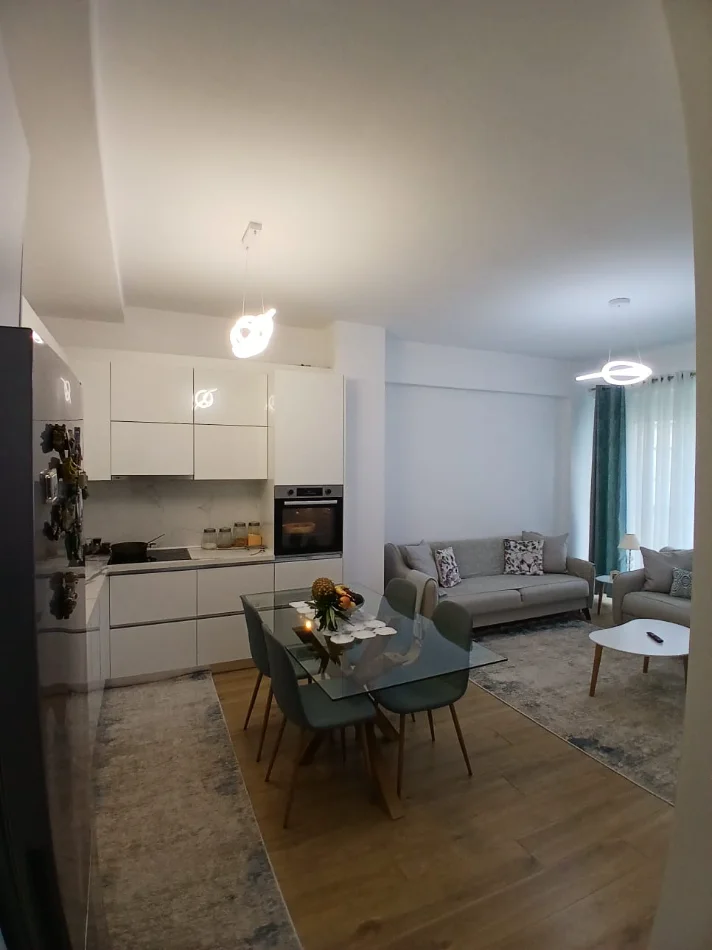 Tirane, jepet me qera apartament 2+1+Ballkon Kati 4, 92 m² 650 € 
