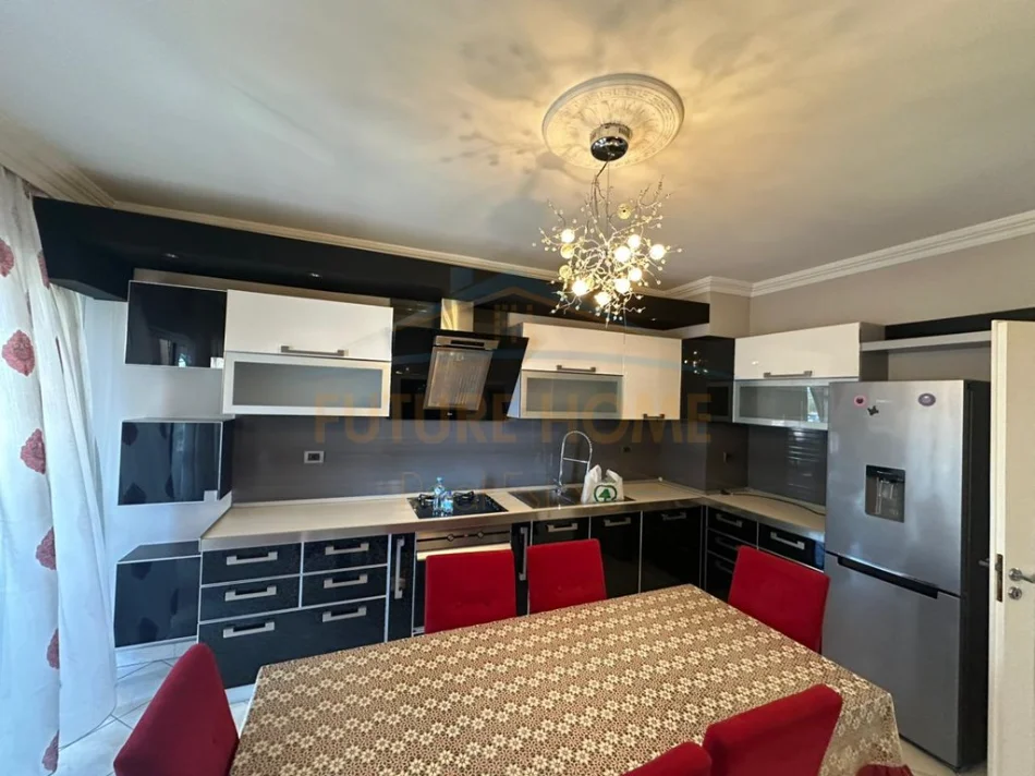 Tirane, shitet apartament 2+1+2, Kati 3, 119 m² 200.000 € (Laprake)