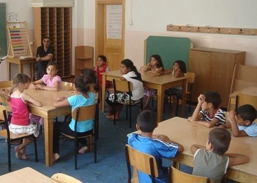 Tirane, Kurs Italishte , jashte praktikave tradicionale