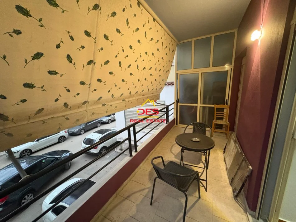 Vlore, jepet me qera apartament 2+1+Ballkon Kati 2, 90 m² 400 € (Rruga Hajredin Haxhiraj)