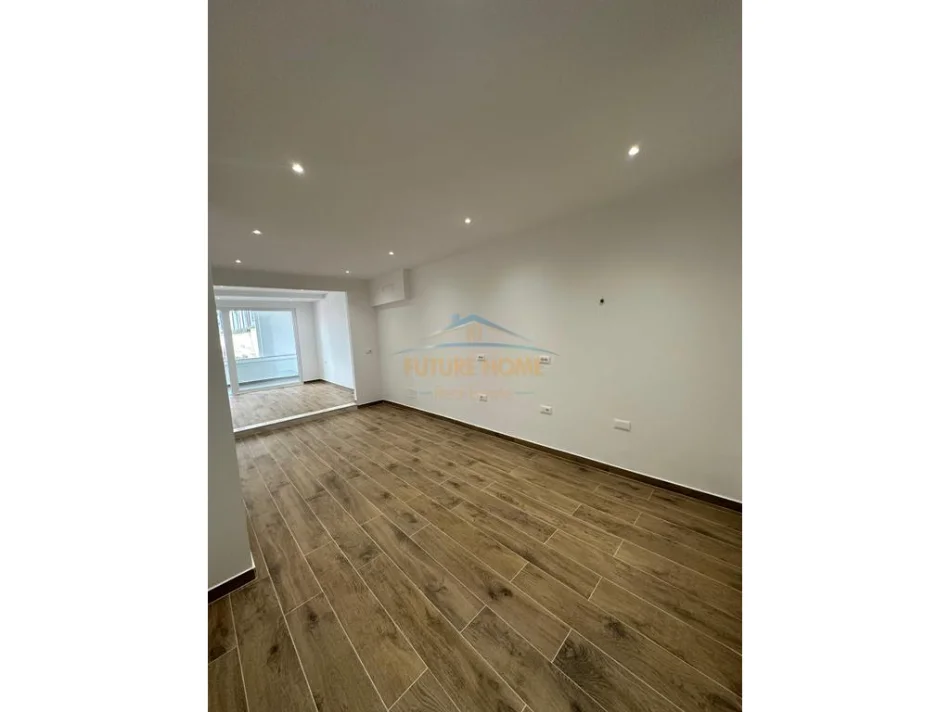 Tirane, jepet me qera ambjent biznesi Kati 2, 126 m² 1.400 € (Stacioni i Trenit)