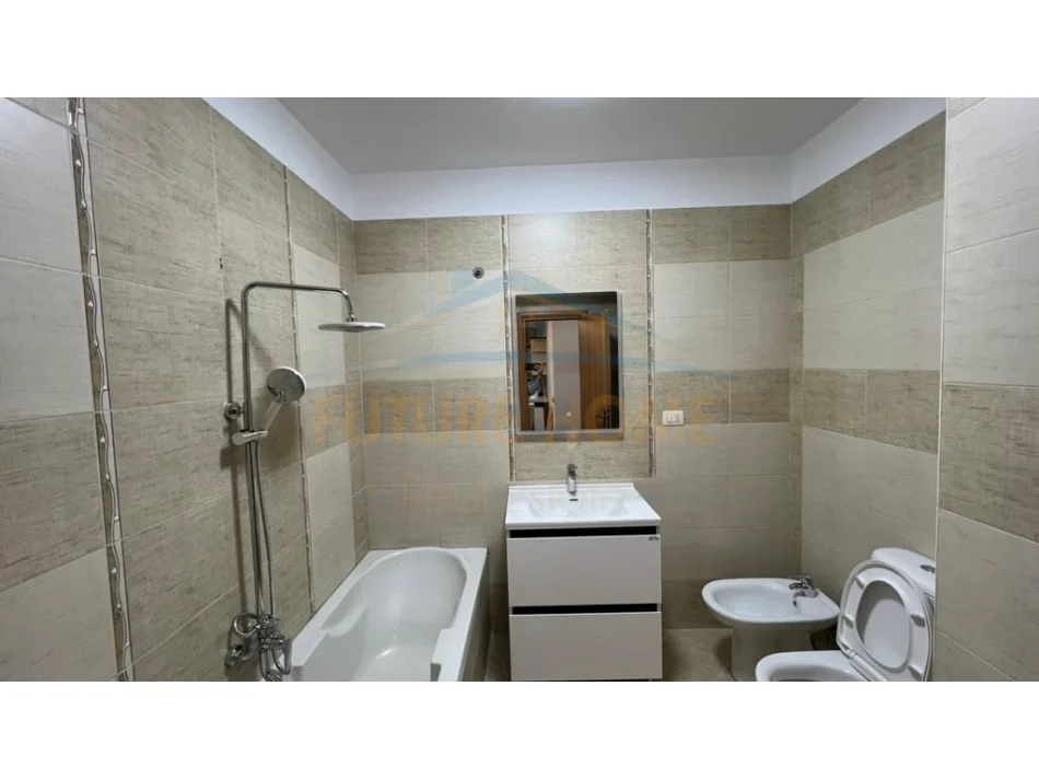 Tirane, shes apartament 2+1+Ballkon Kati 10, 115 m² 266.000 € (Stacioni I Trenit)
