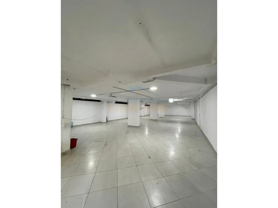 Tirane, jepet me qera ambjent biznesi Kati -1, 402 m² 402 € (Bllok)