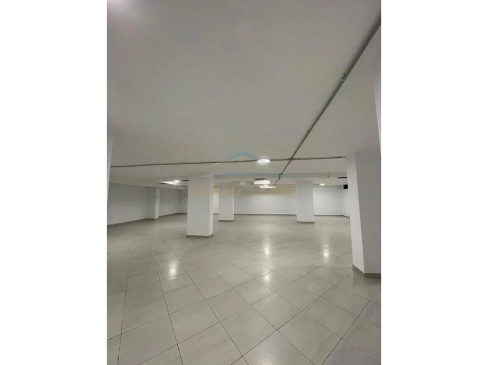 Tirane, jepet me qera ambjent biznesi Kati -1, 402 m² 402 € (Bllok)