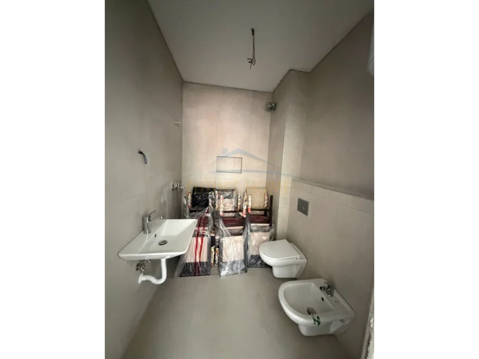 Tirane, shitet apartament 2+1+Ballkon Kati 3, 100 m² 160.000 € (UNAZA E RE)