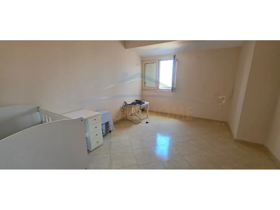 Tirane, shitet apartament 2+1+Ballkon Kati 4, 118 m² 180.000 € (FRESKU)