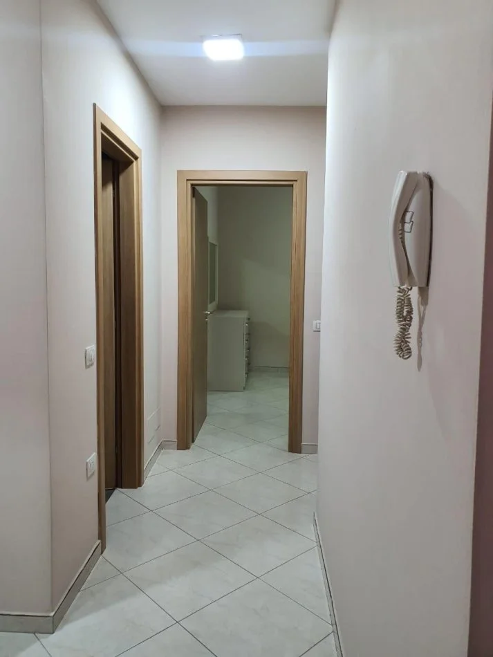 Tirane, jepet me qera apartament 2+1 Kati 4, 110 m² 550 € (Globe)