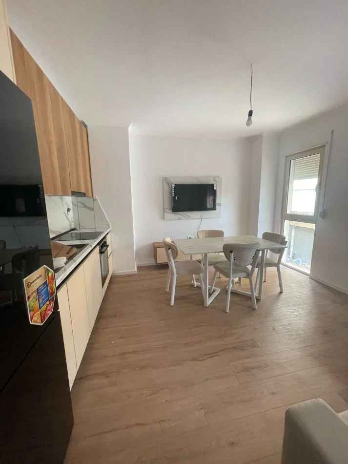 Tirane, jepet me qera apartament 1+1 Kati 2, 50 m² 600 € (Rr Mine Peza)