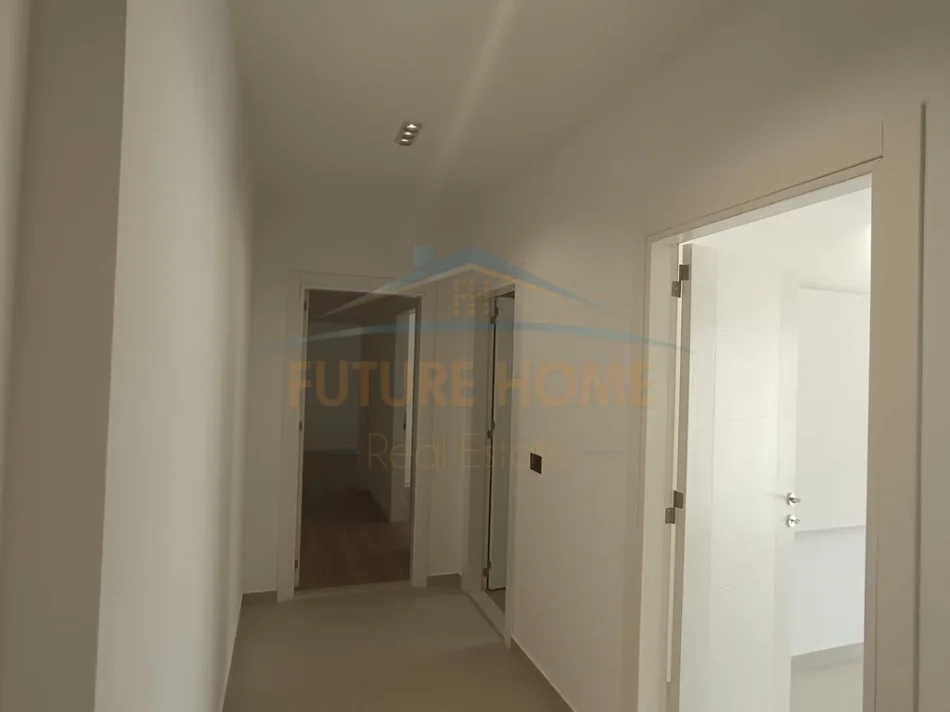 Tirane, shitet apartament 2+1+Ballkon Kati 2, 130.000 € (Komplesi "MGB", Fresk, Tiranë)