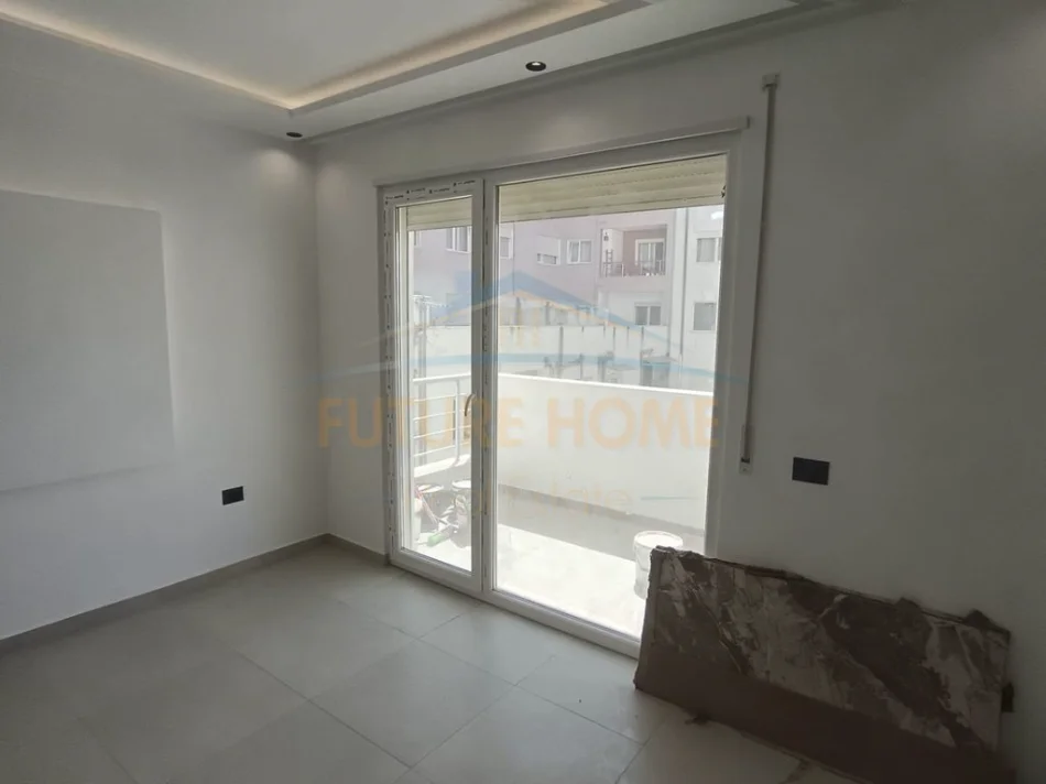 Tirane, shitet apartament 2+1+Ballkon Kati 2, 130.000 € (Komplesi "MGB", Fresk, Tiranë)