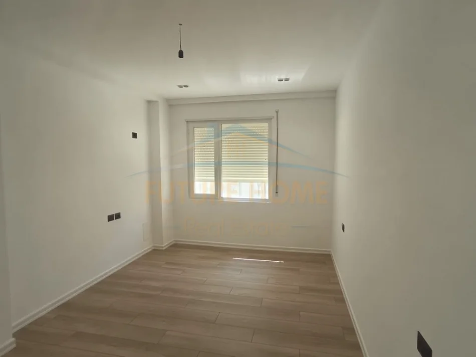 Tirane, shitet apartament 2+1+Ballkon Kati 2, 130.000 € (Komplesi "MGB", Fresk, Tiranë)