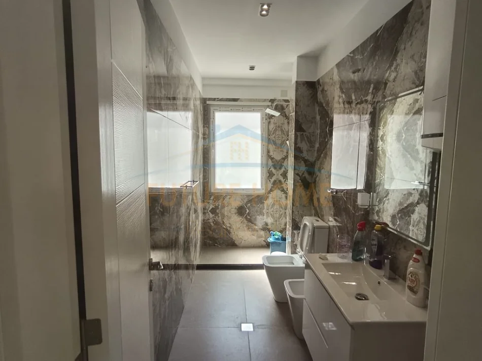 Tirane, shitet apartament 2+1+Ballkon Kati 2, 130.000 € (Komplesi "MGB", Fresk, Tiranë)