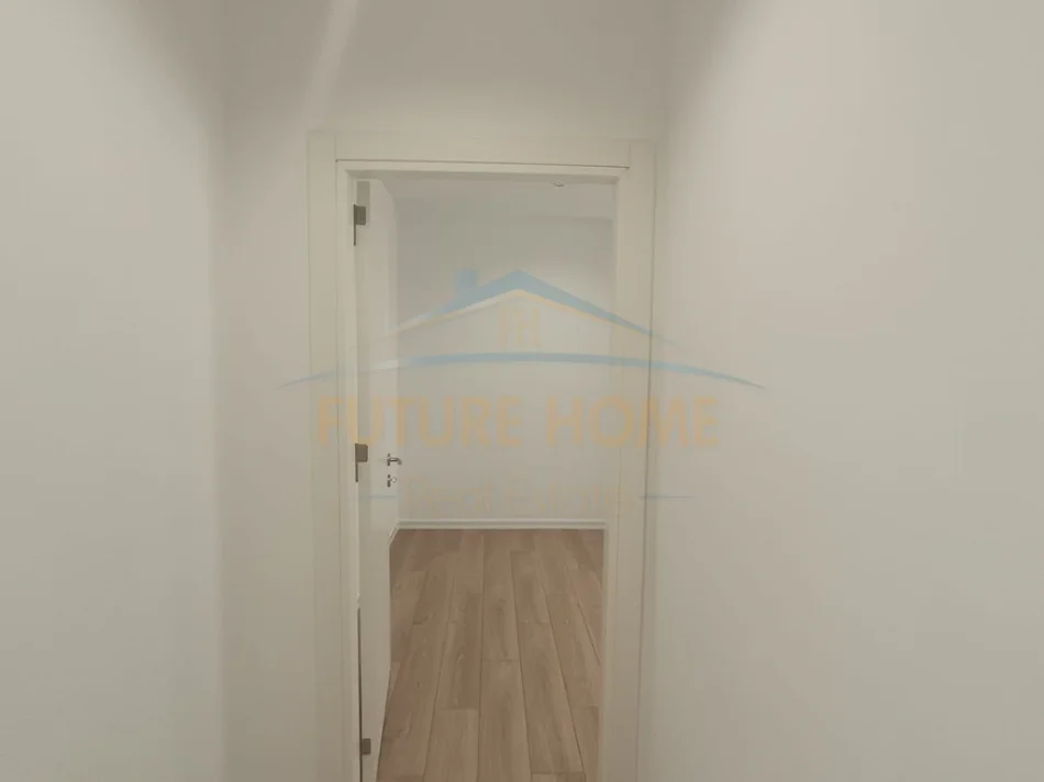 Tirane, shitet apartament 2+1+Ballkon Kati 2, 130.000 € (Komplesi "MGB", Fresk, Tiranë)