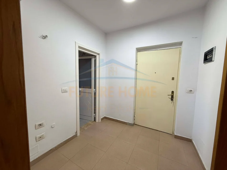 Tirane, jepet me qera apartament 2+1 Kati 1, 66 m² 600 € (21 Dhjetori)