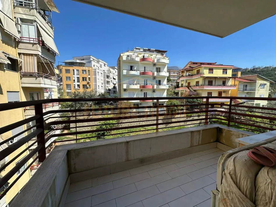 Tirane, jepet me qera apartament 1+1+Ballkon Kati 3, 70 m² 380 € (FRESK)