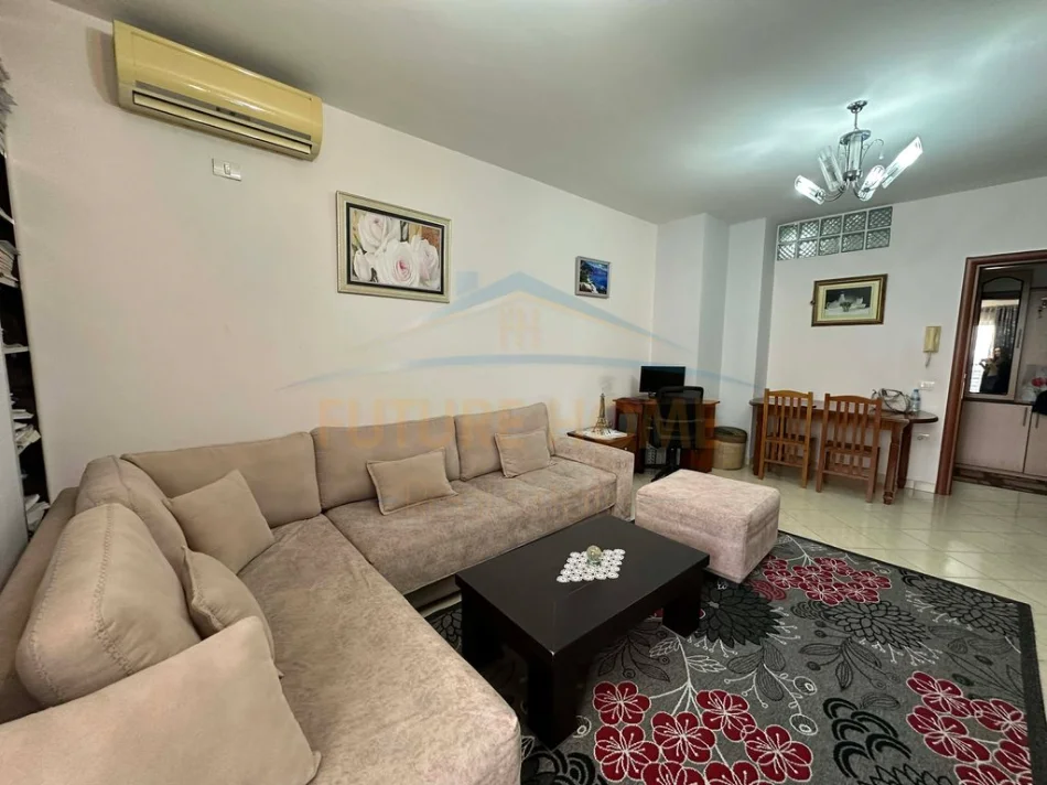Tirane, jepet me qera apartament 1+1+Ballkon Kati 3, 70 m² 380 € (FRESK)