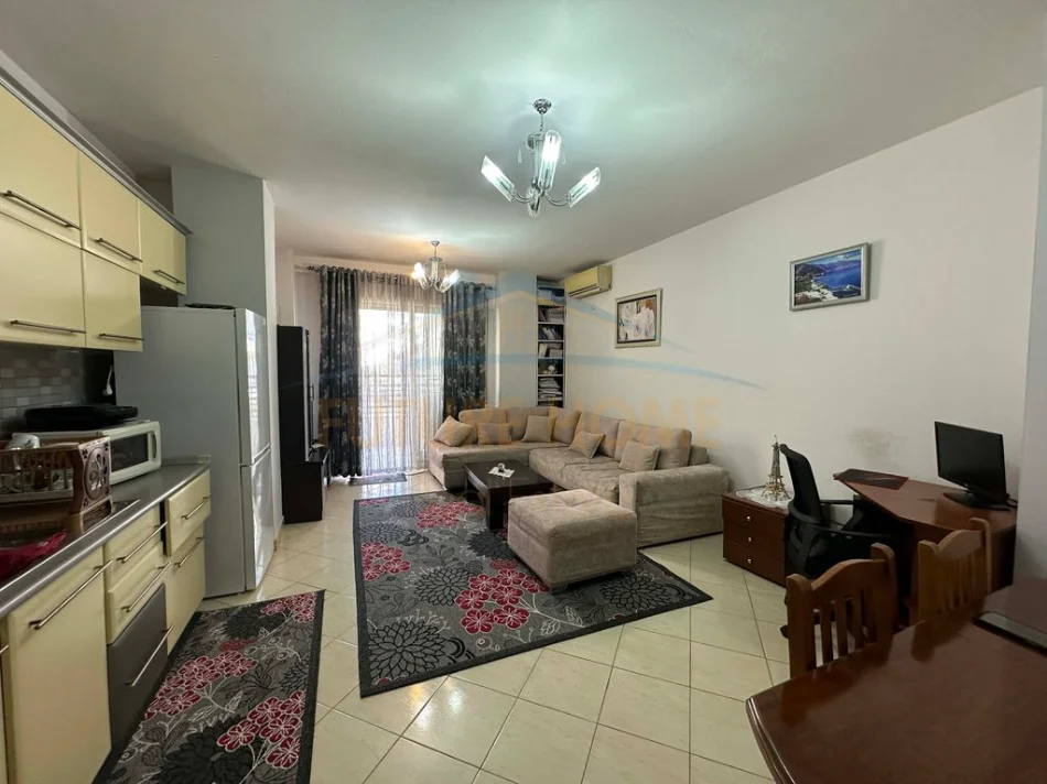 Tirane, jepet me qera apartament 1+1+Ballkon Kati 3, 70 m² 380 € (FRESK)
