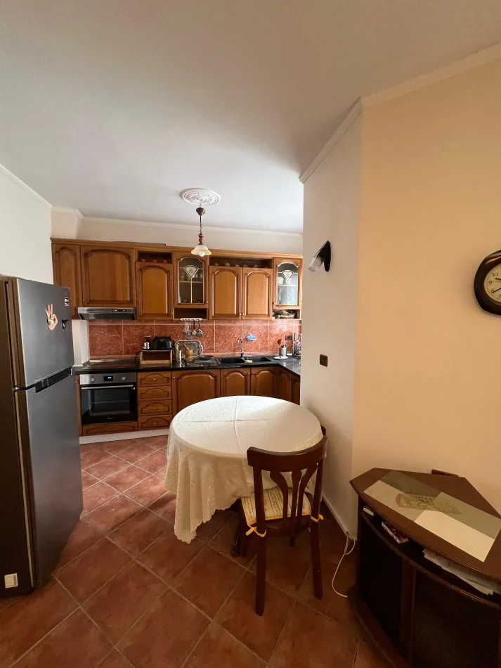 Tirane, jepet me qera apartament 3+1+Ballkon Kati 1, 140 m² 700 € (Prane Lake View Residence Liqeni)