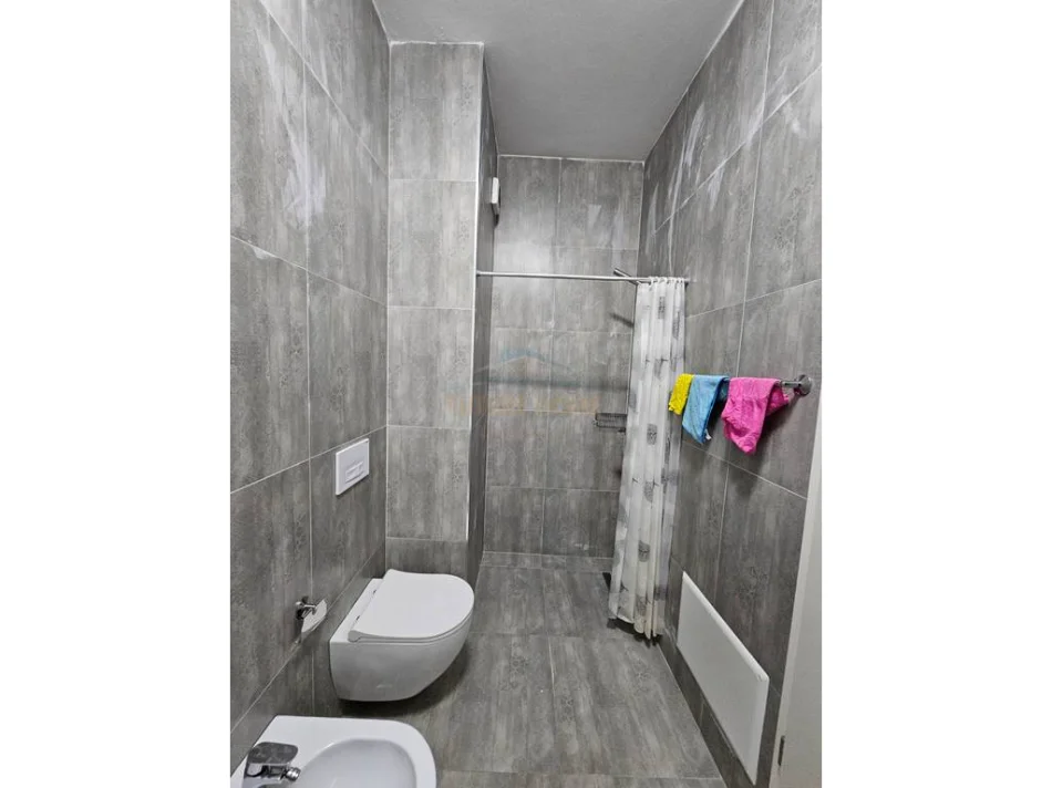 Tirane, jepet me qera apartament 1+1+Ballkon Kati 3, 63 m² 600 € (21 DHJETORI)