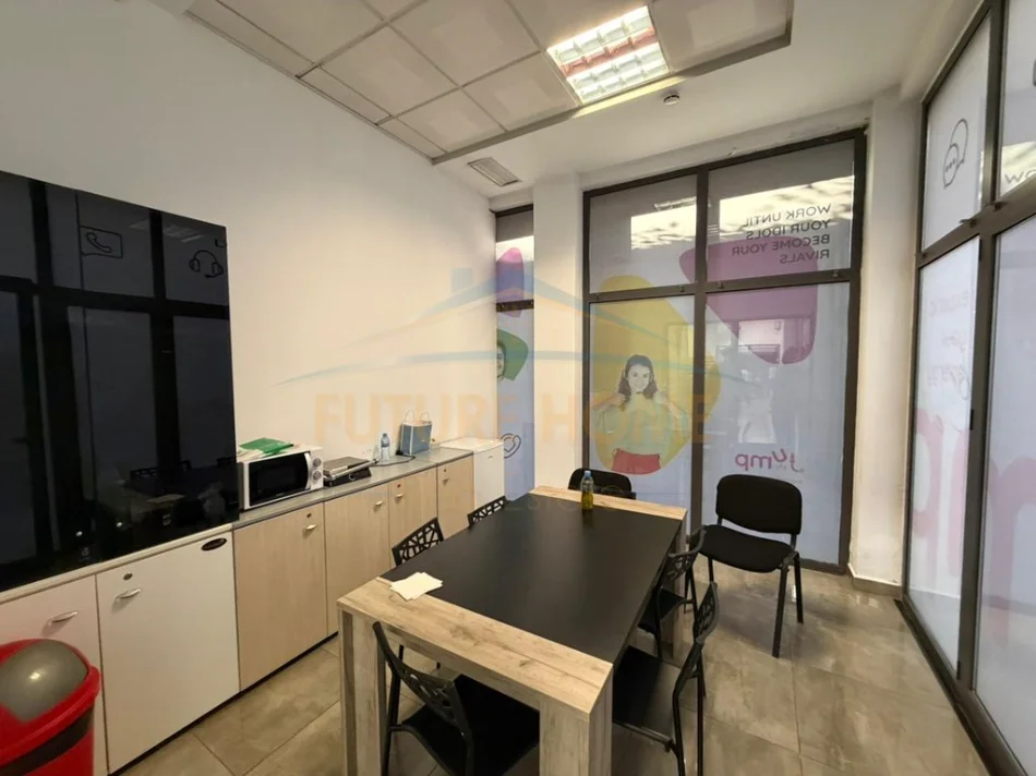 Tirane, jepet me qera ambjent biznesi , 412 m² 4.700 € (Selvia, Tiranë.)