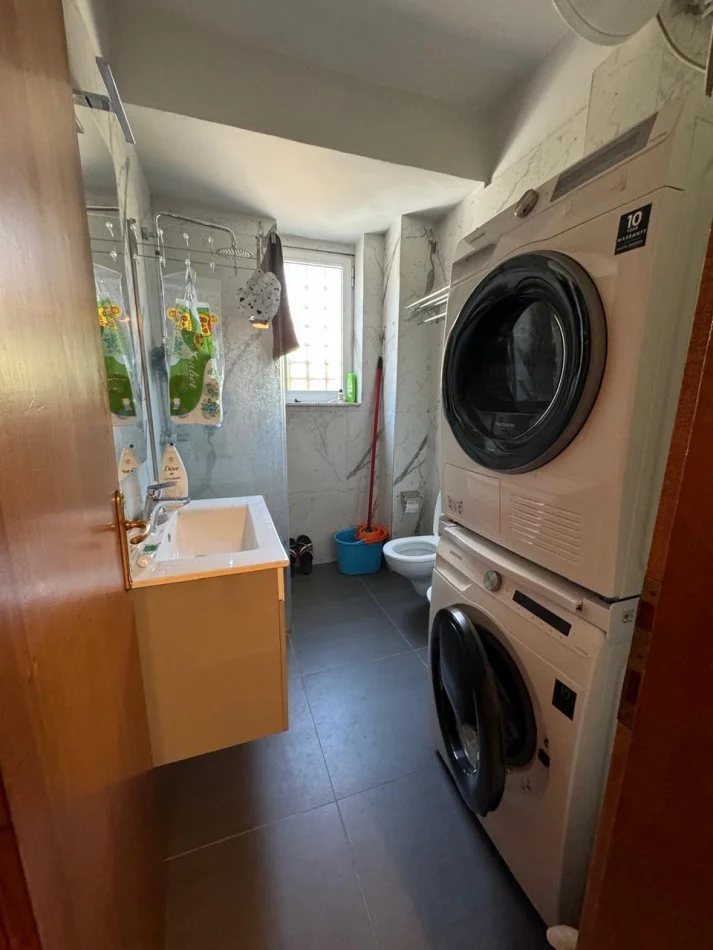 Tirane, jepet me qera apartament 1+1+Ballkon Kati 2, 65 m² 550 € (rruga Muhamet Gjollesha)