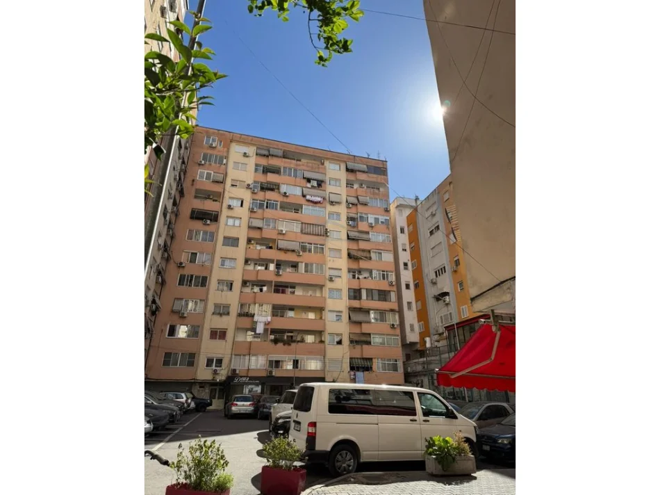 Tirane, shitet ambjent biznesi Kati 0, 61 m² 210.000 € (KOMUNA E PARISIT)