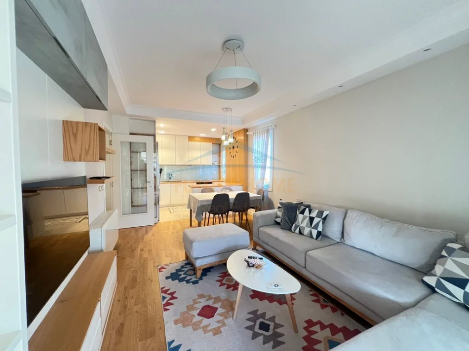 Tirane, jap me qera apartament 3+1+2+ 2 Poste Parkimi+Ballkon Kati 6, 154 m² 1.500 € (Komuna e Parisit)