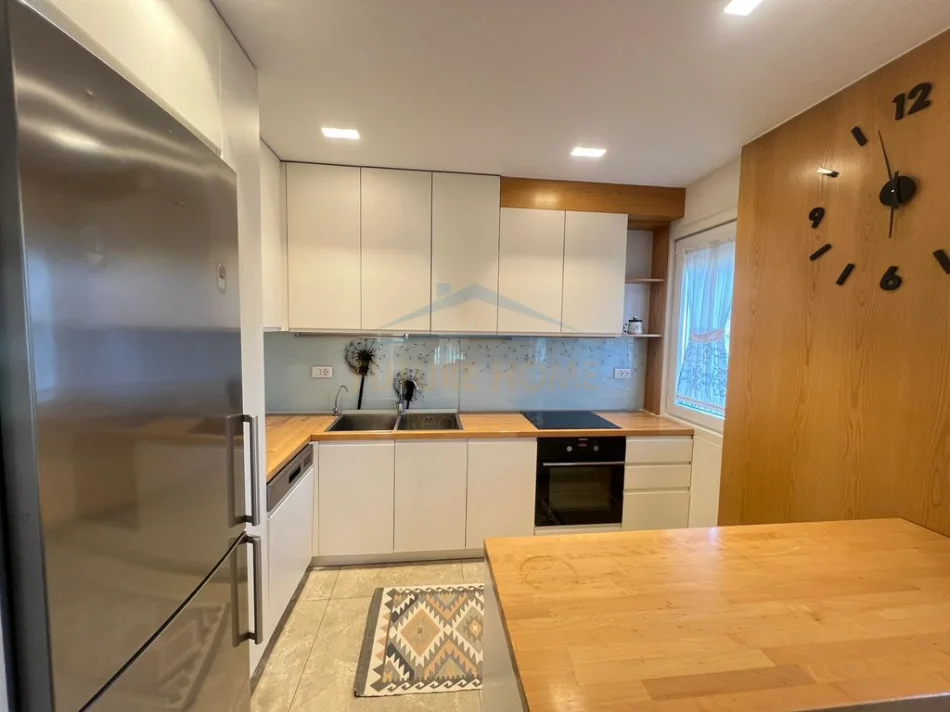 Tirane, jap me qera apartament 3+1+2+ 2 Poste Parkimi+Ballkon Kati 6, 154 m² 1.500 € (Komuna e Parisit)