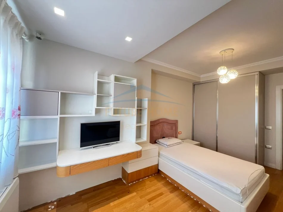 Tirane, jap me qera apartament 3+1+2+ 2 Poste Parkimi+Ballkon Kati 6, 154 m² 1.500 € (Komuna e Parisit)