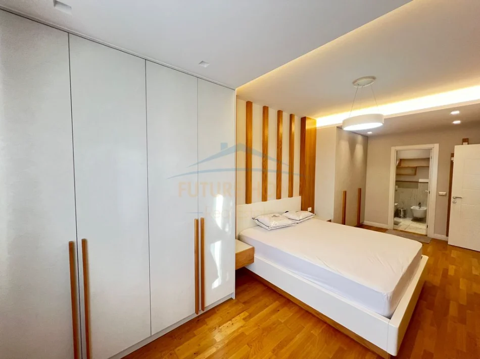 Tirane, jap me qera apartament 3+1+2+ 2 Poste Parkimi+Ballkon Kati 6, 154 m² 1.500 € (Komuna e Parisit)