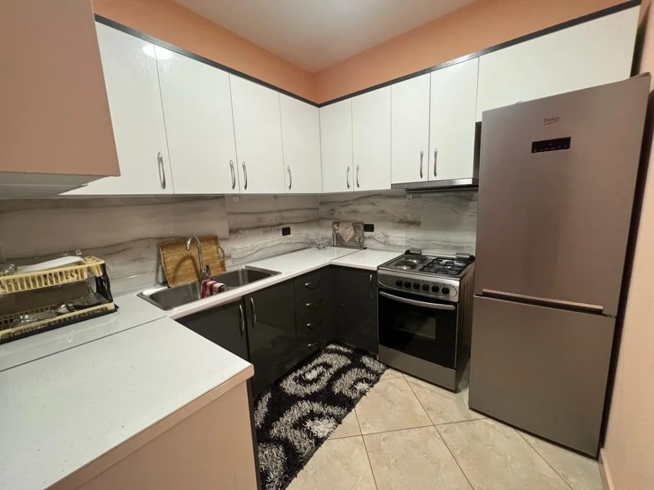 Tirane, jepet me qera apartament 2+1 Kati 1, 130 m² 400 € (RRUGA DANISH JUKNIU)