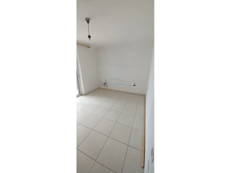 Tirane, jepet me qera apartament 3+1 Kati 2, 67 m² 350 € (Xhamlliku,Tirane)