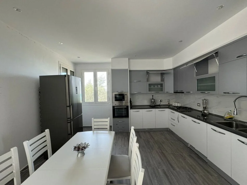 Karpen, shitet Vile ne plazh 4+1+Aneks+Ballkon Kati 2, 500 m² 650.000 € (Karpen,Kavaje)