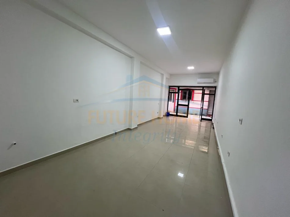 Tirane, jepet me qera ambjent biznesi Kati 0, 40 m² 530 € (Ekspozita)
